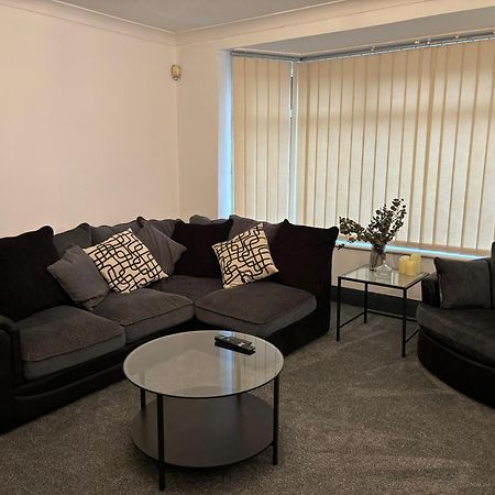 Cozy 3 Bed Home In Halifax With Secure Parking - Long & Short Stays Welcome! Экстерьер фото
