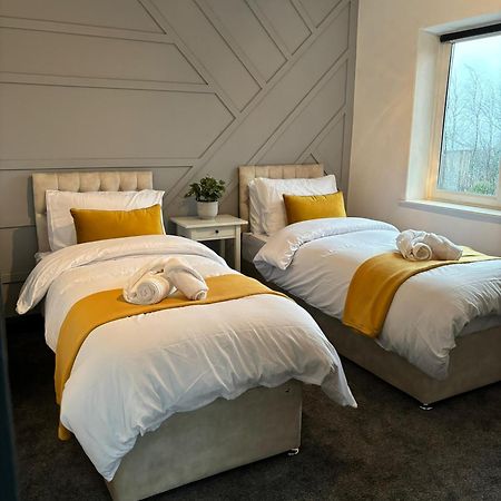 Cozy 3 Bed Home In Halifax With Secure Parking - Long & Short Stays Welcome! Экстерьер фото