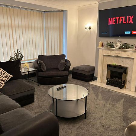 Cozy 3 Bed Home In Halifax With Secure Parking - Long & Short Stays Welcome! Экстерьер фото