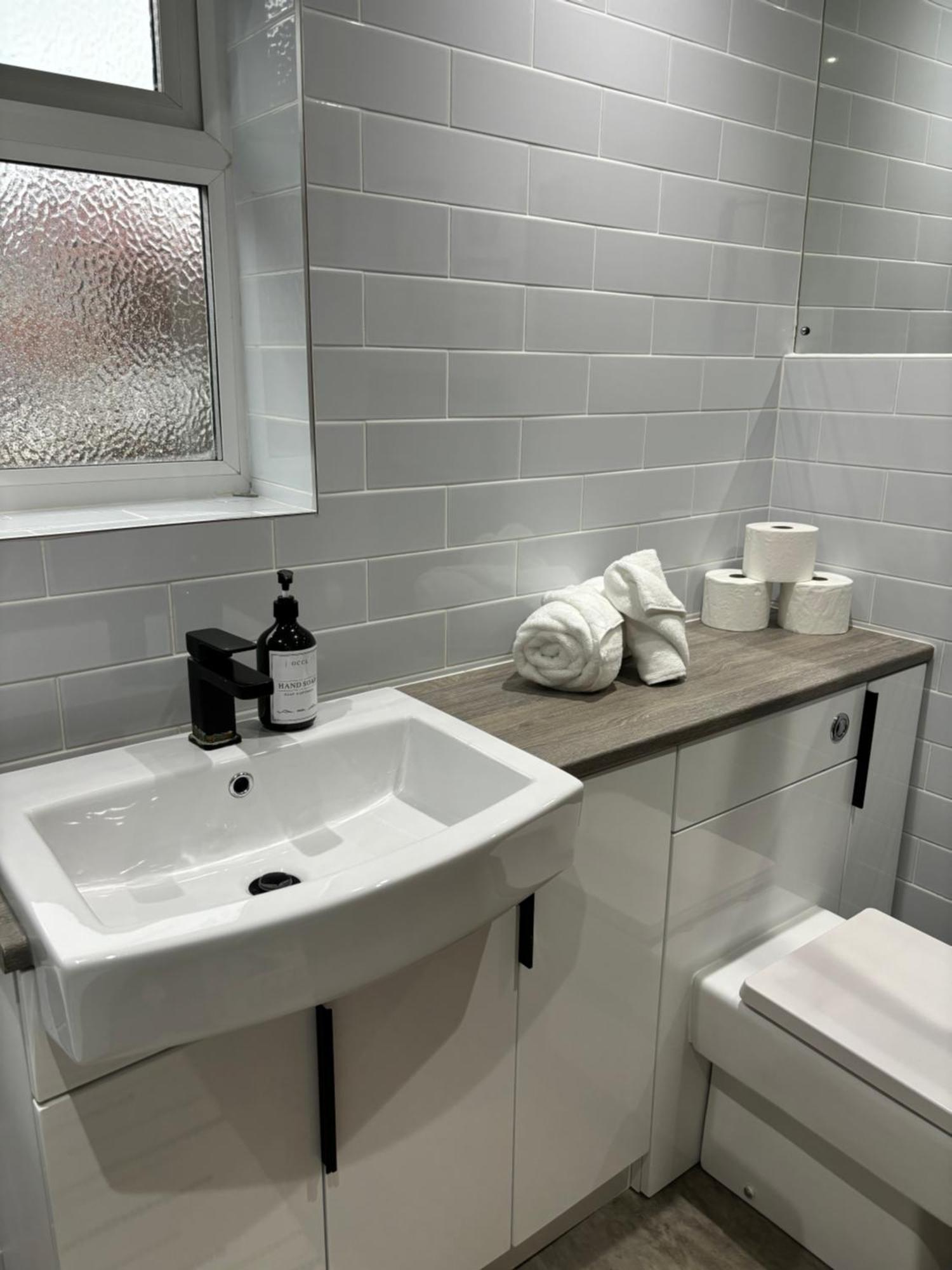 Cozy 3 Bed Home In Halifax With Secure Parking - Long & Short Stays Welcome! Экстерьер фото