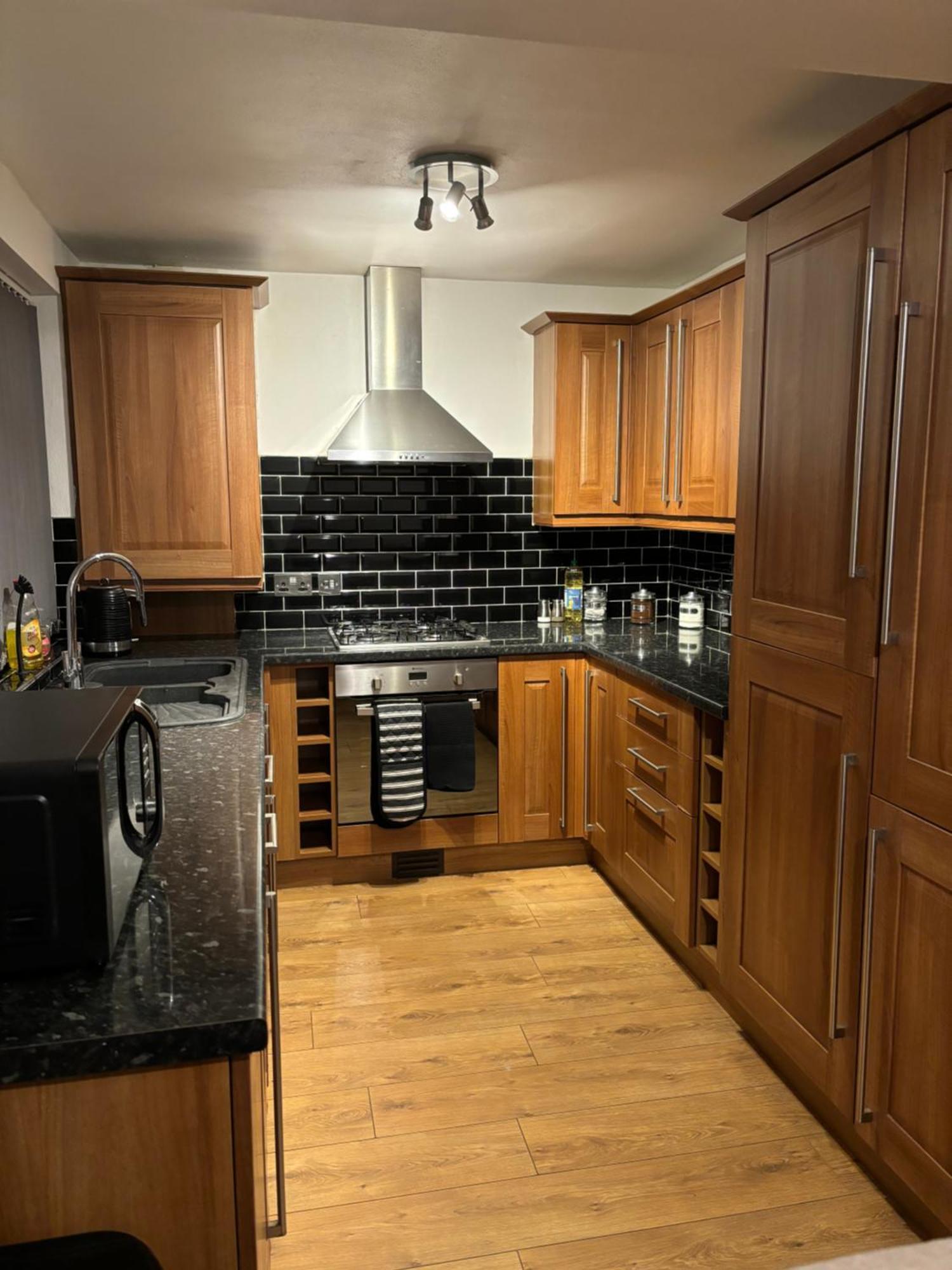 Cozy 3 Bed Home In Halifax With Secure Parking - Long & Short Stays Welcome! Экстерьер фото