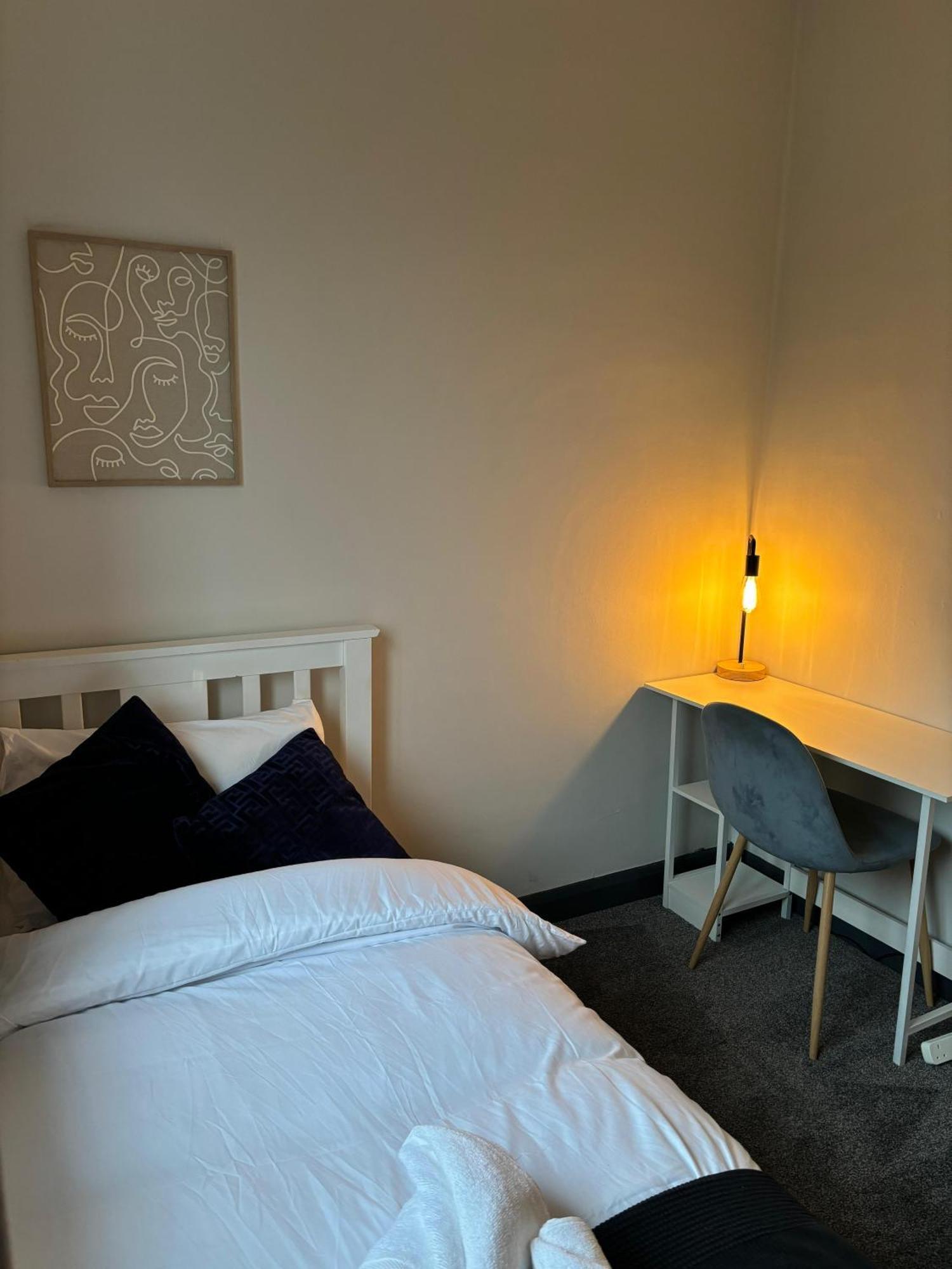 Cozy 3 Bed Home In Halifax With Secure Parking - Long & Short Stays Welcome! Экстерьер фото