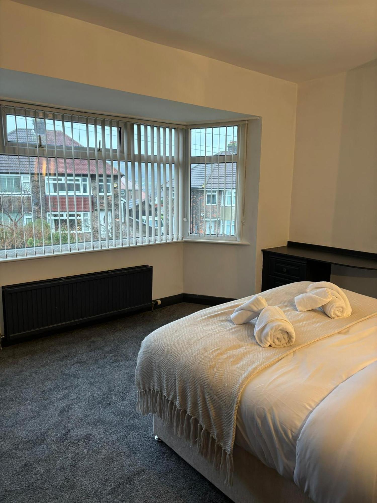 Cozy 3 Bed Home In Halifax With Secure Parking - Long & Short Stays Welcome! Экстерьер фото