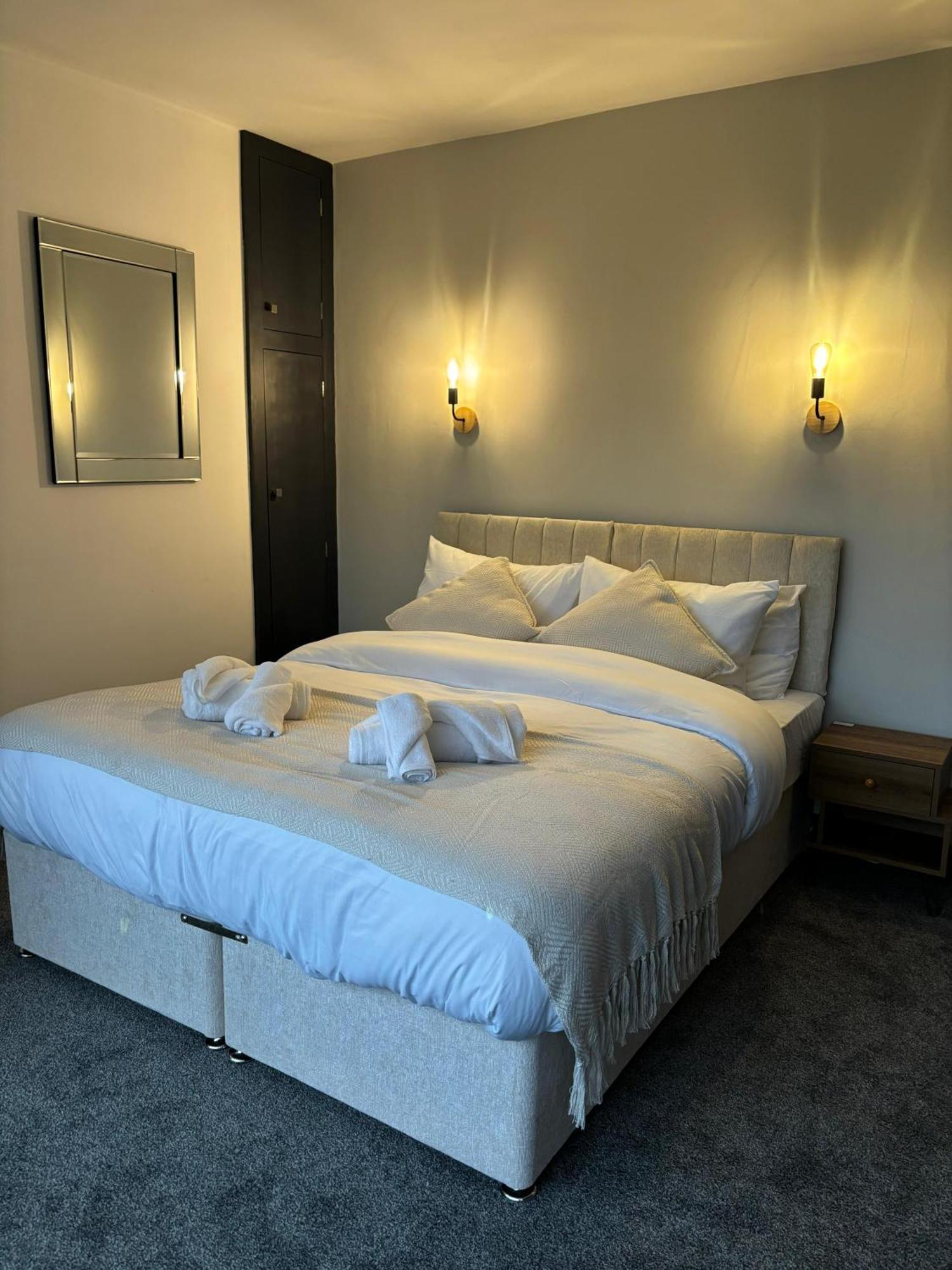 Cozy 3 Bed Home In Halifax With Secure Parking - Long & Short Stays Welcome! Экстерьер фото
