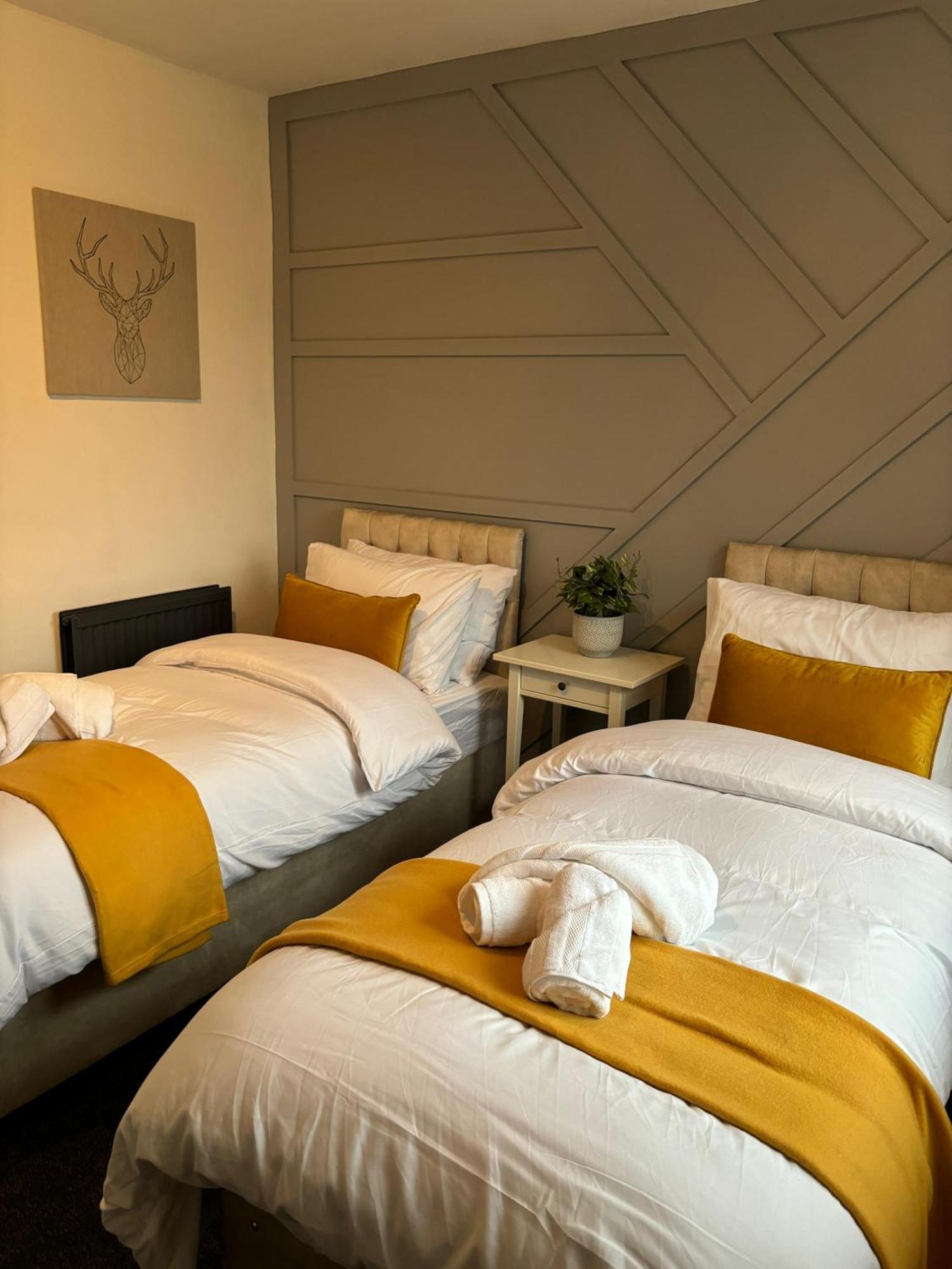 Cozy 3 Bed Home In Halifax With Secure Parking - Long & Short Stays Welcome! Экстерьер фото