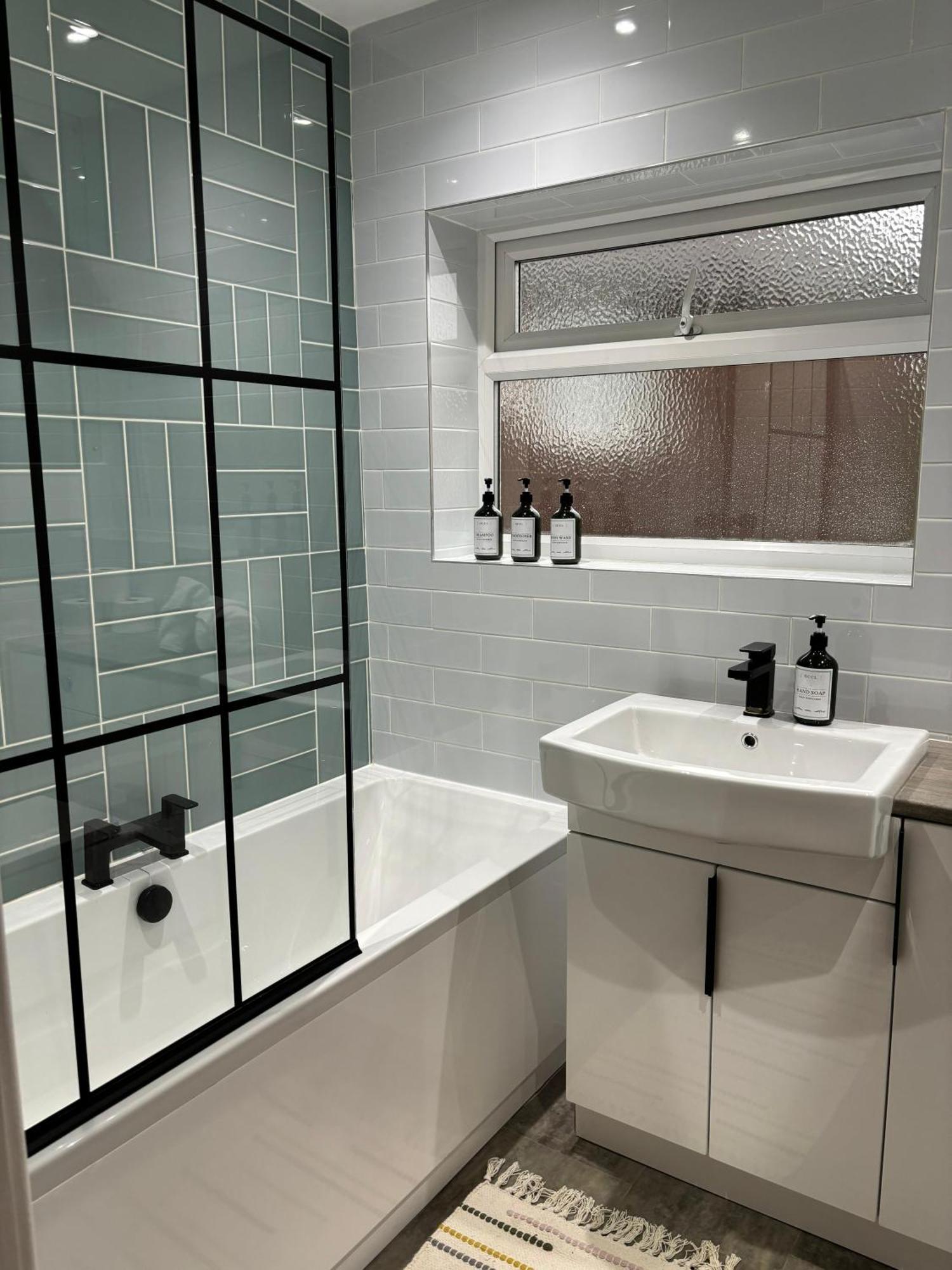 Cozy 3 Bed Home In Halifax With Secure Parking - Long & Short Stays Welcome! Экстерьер фото