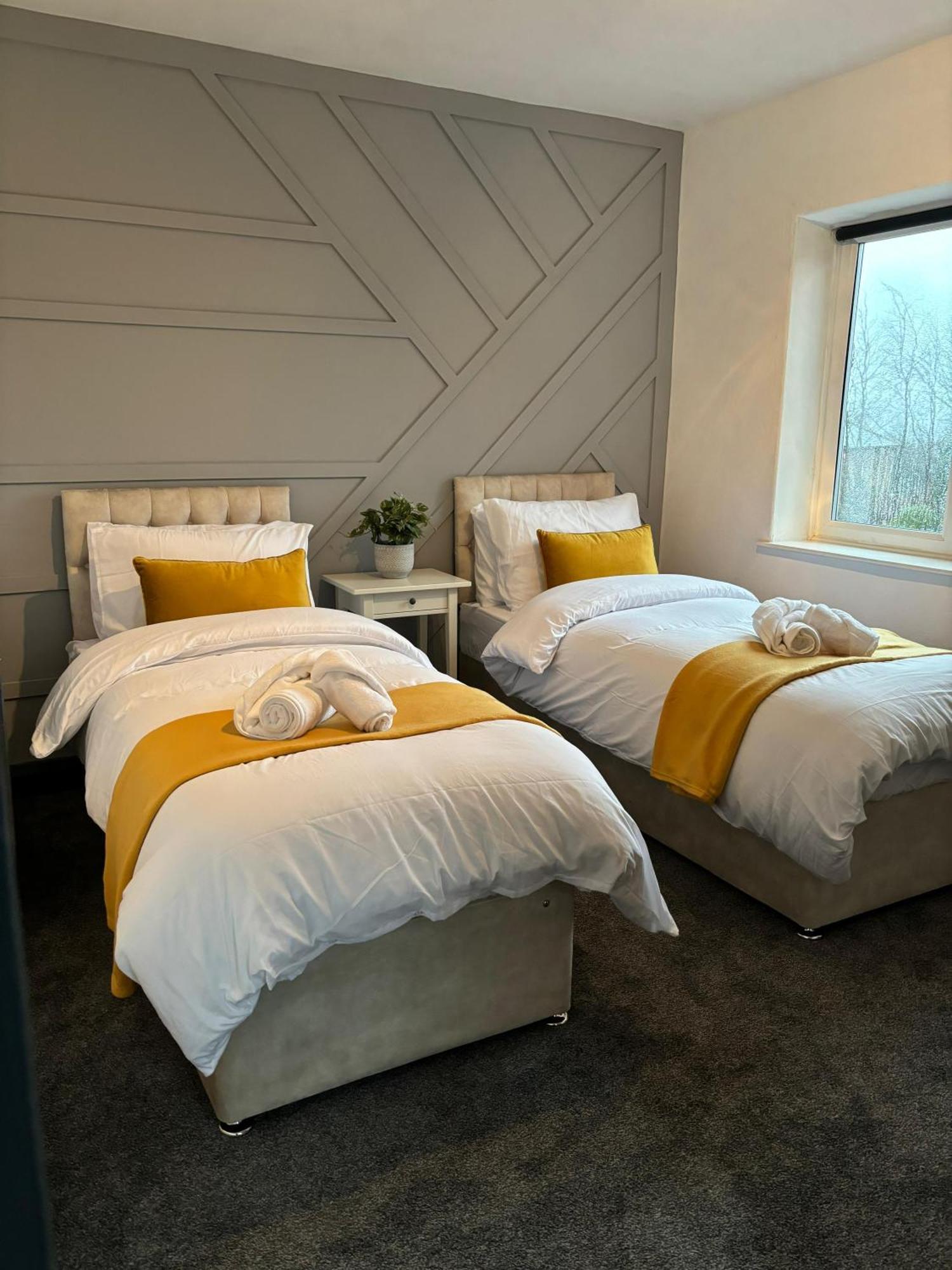 Cozy 3 Bed Home In Halifax With Secure Parking - Long & Short Stays Welcome! Экстерьер фото